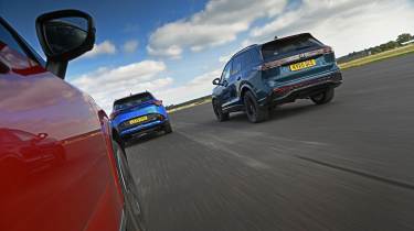 Kia Sportage vs Nissan Qashqai vs Volkswagen Tiguan - rear tracking 